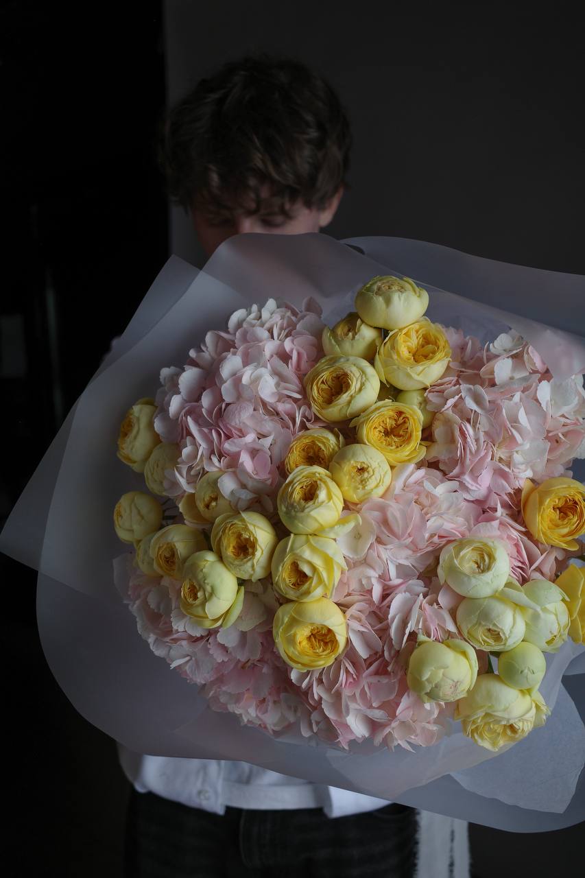 Дуобукет гортензий и кустовых роз