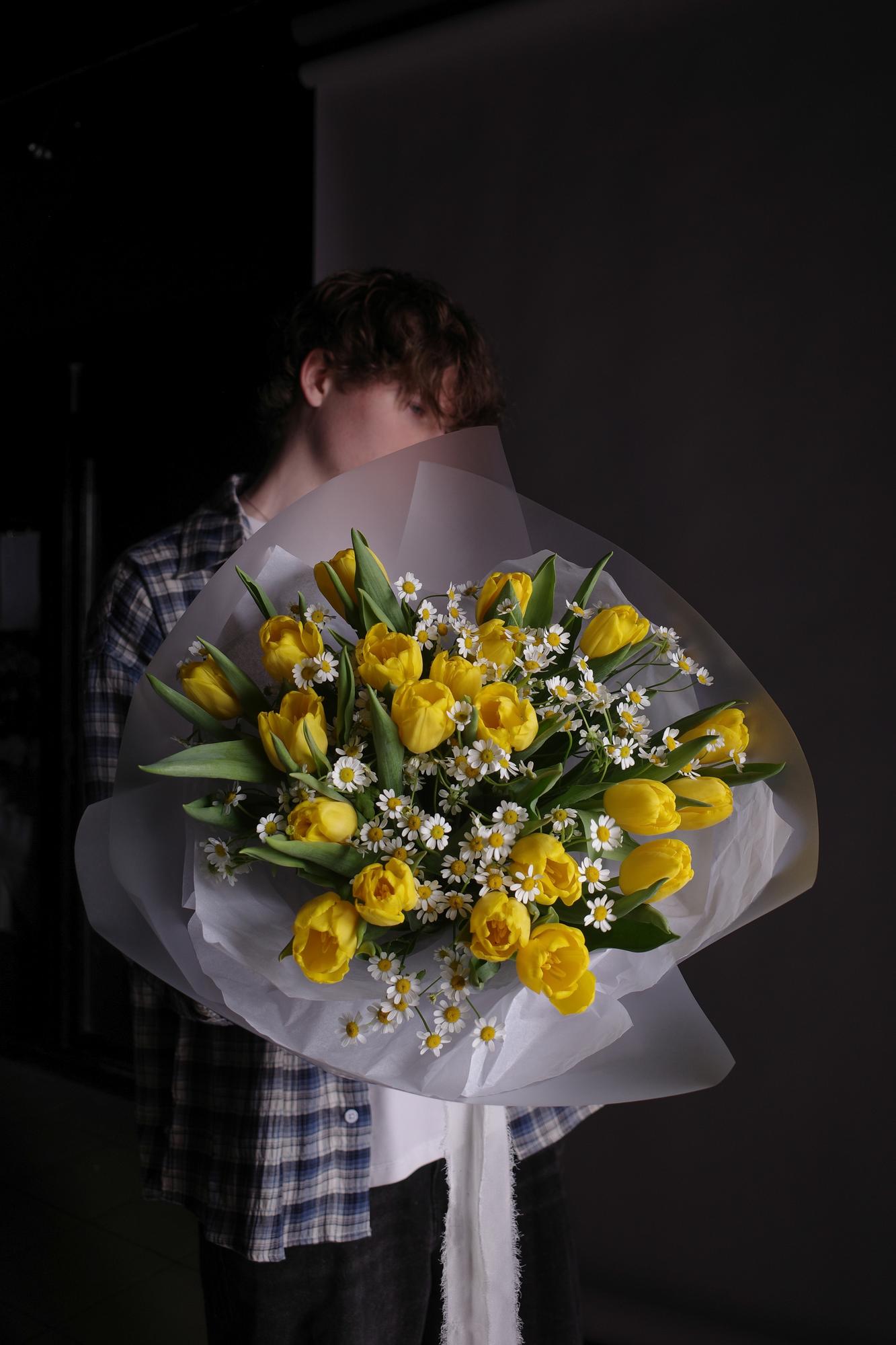 Букет тюльпанов и танацетума