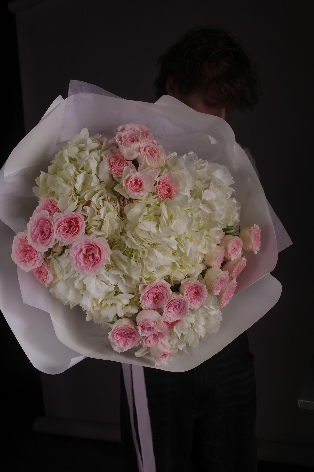 Букет белых гортензий и кустовых роз