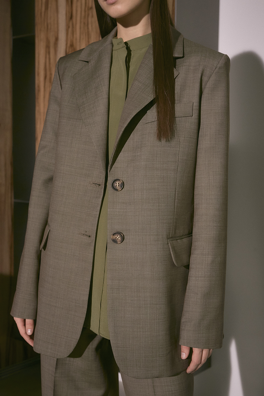 Пиджак мужского кроя серо-зеленого цвета