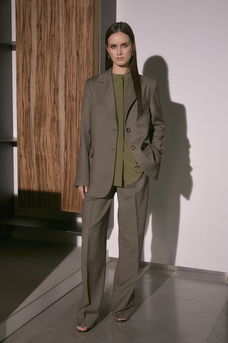 Брюки костюмные серо-зеленого цвета