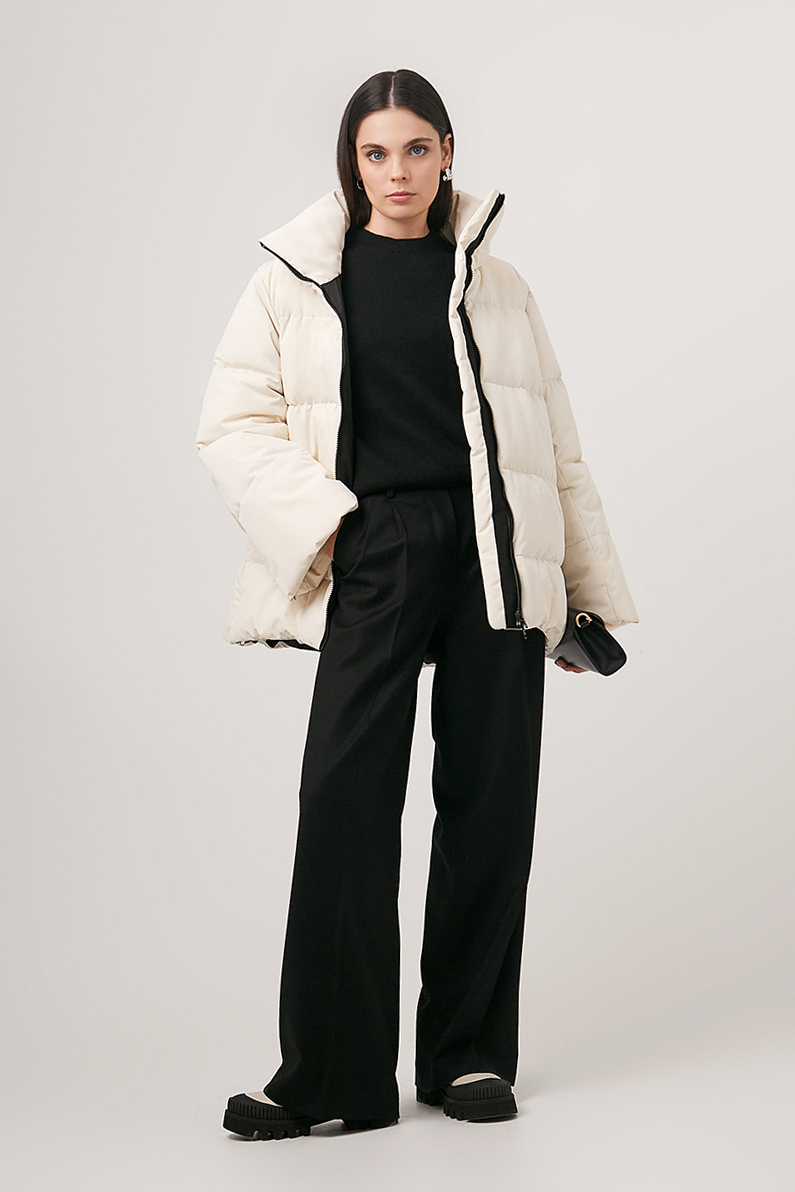 Пуховик молочного цвета