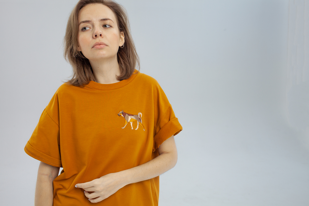 Футболка плотная охра с дворнягой