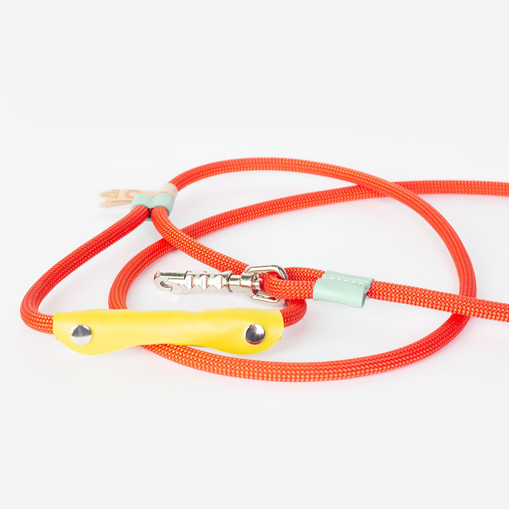 Красный поводок-веревка с кожаной накладной ручкой
