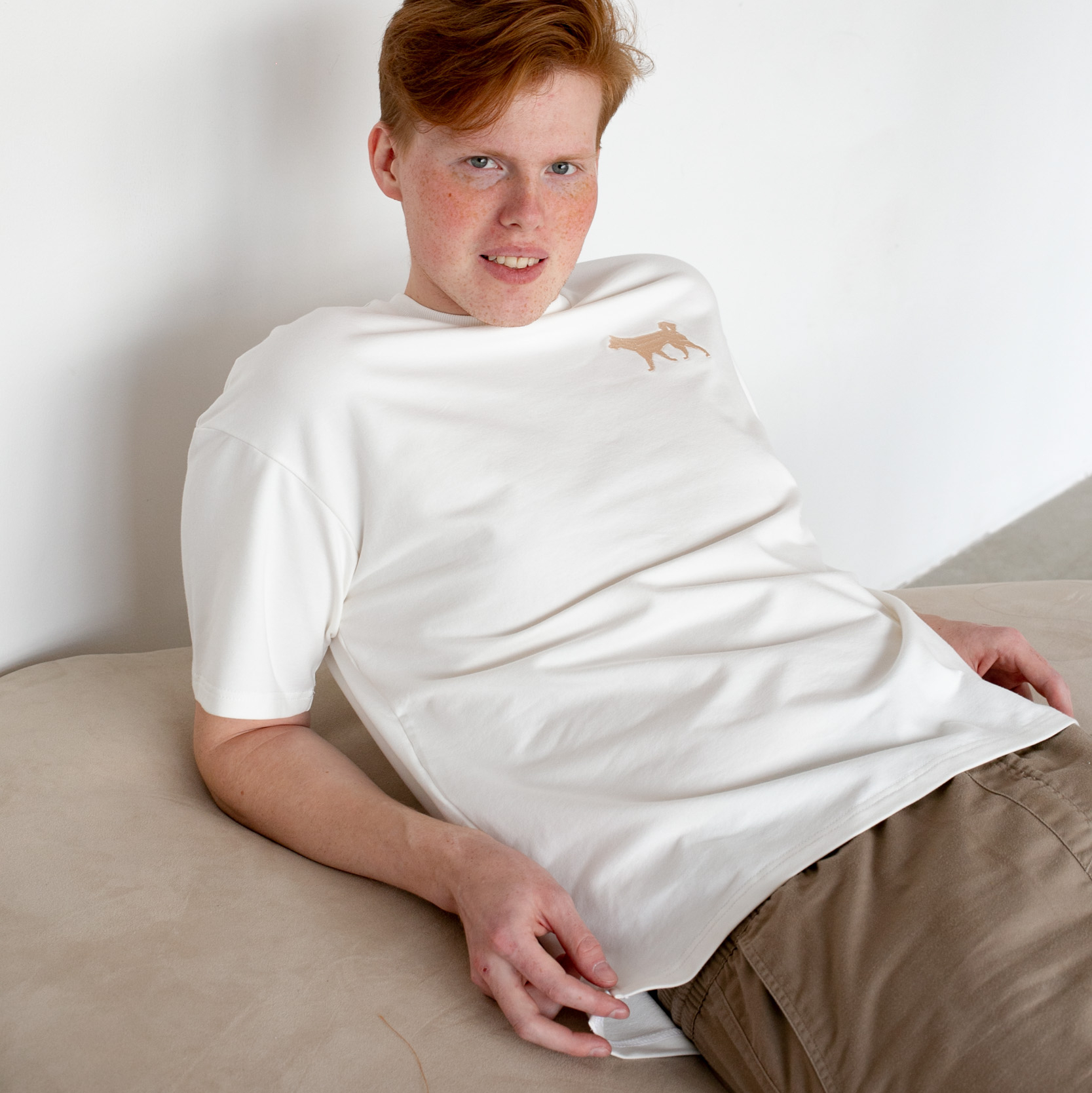 Футболка плотная молочная с мини вышивкой