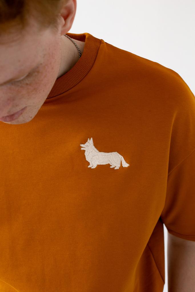 Футболка охра плотная с мини вышивкой