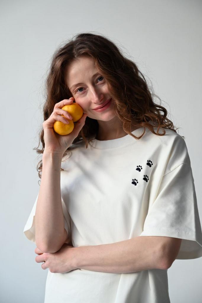 Футболка молочная Лапки