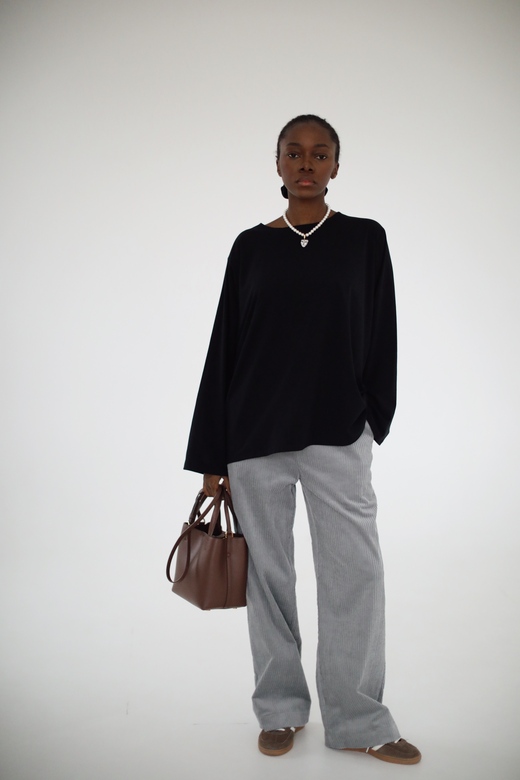 Брюки из хлопкового вельвета серого цвета.