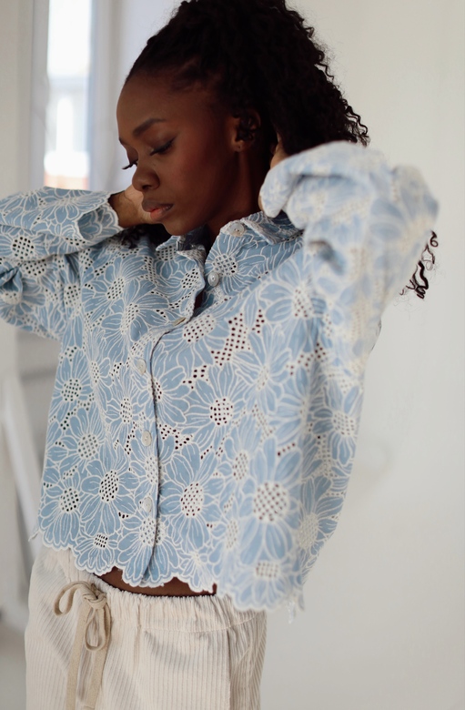 Укороченная рубашка из голубого  хлопка с вышивкой