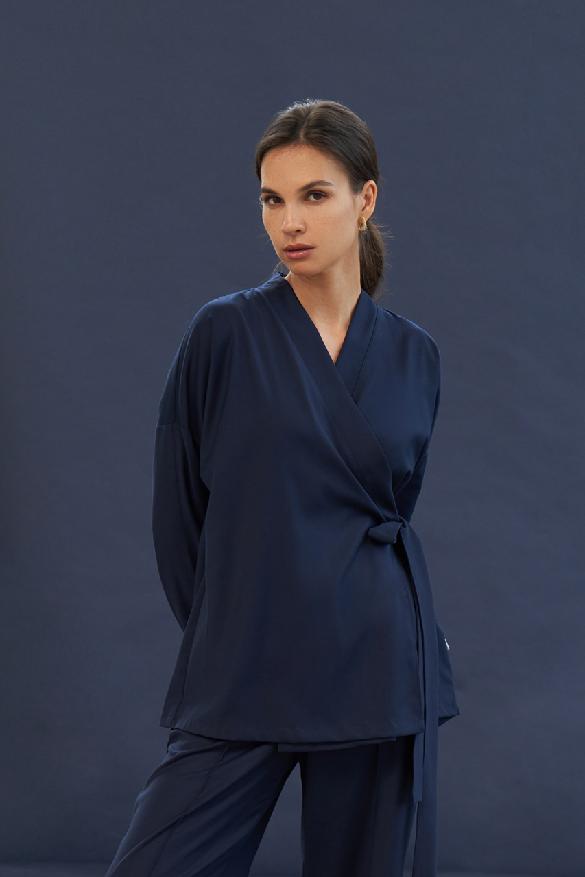 Кимоно свободного кроя на запах с длинным рукавом синее KL 212