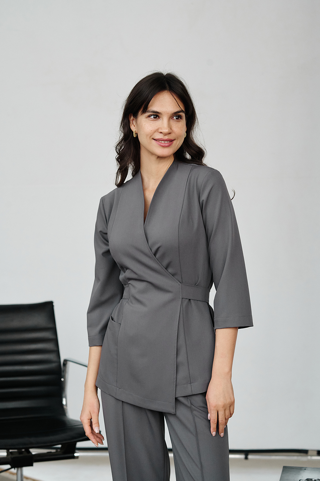 Блуза на запахе с поясом с рукавом 3/4 графит KL 211