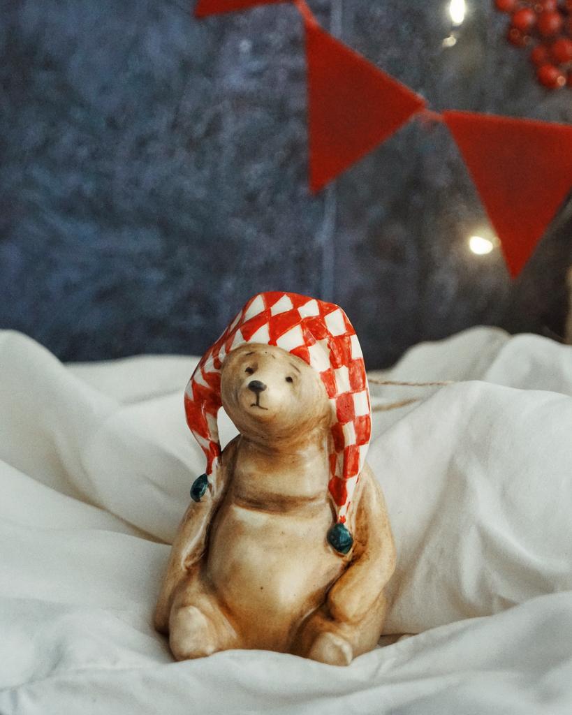 Елочная игрушка Медвежонок в шапочке (сидящий)