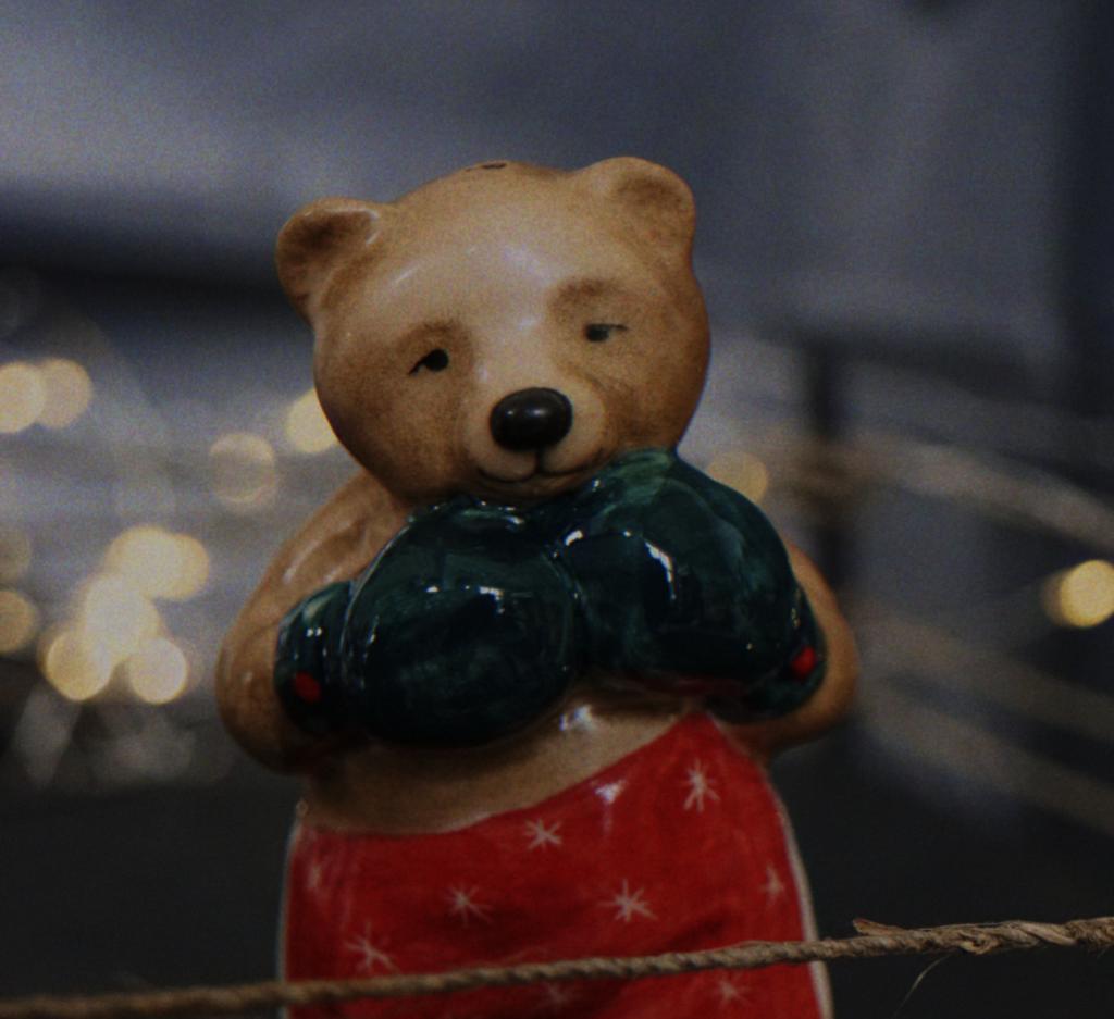 Елочная игрушка «Сентиментальный боксёр»