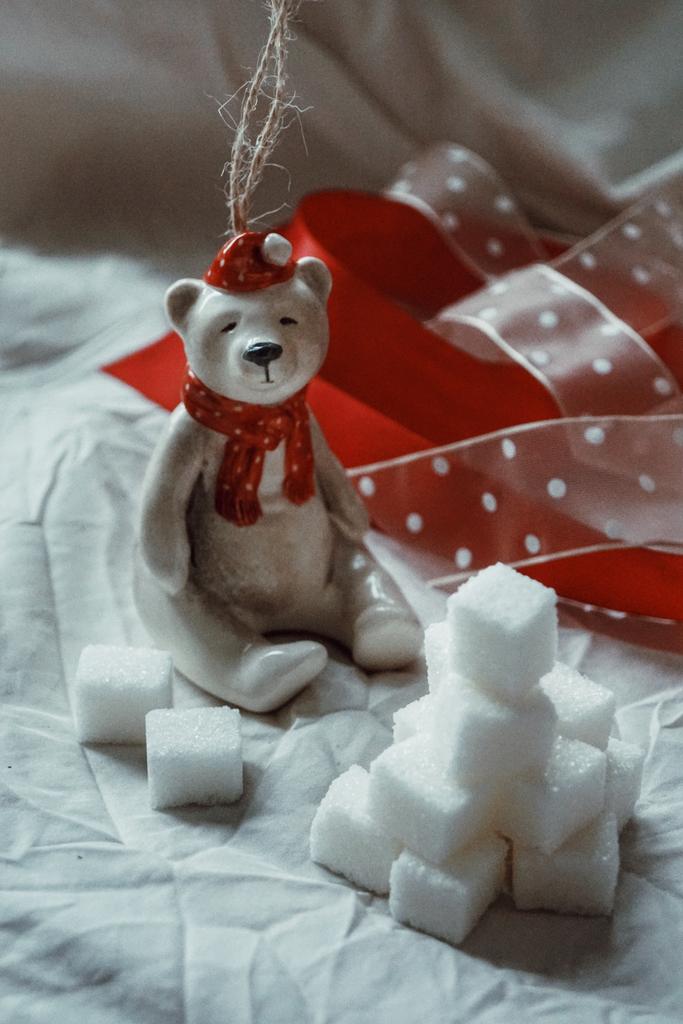 Елочная игрушка Сахарный медведь (сидящий)