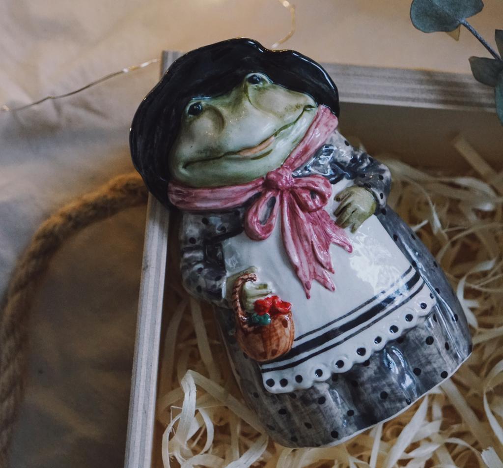 Елочная игрушка «Лягушка с цветами»