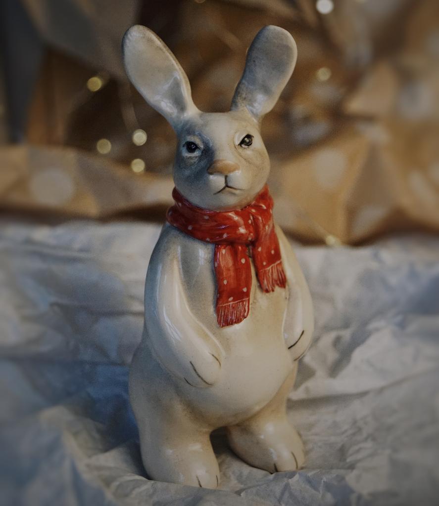 Елочная игрушка «Зайчик снежный»