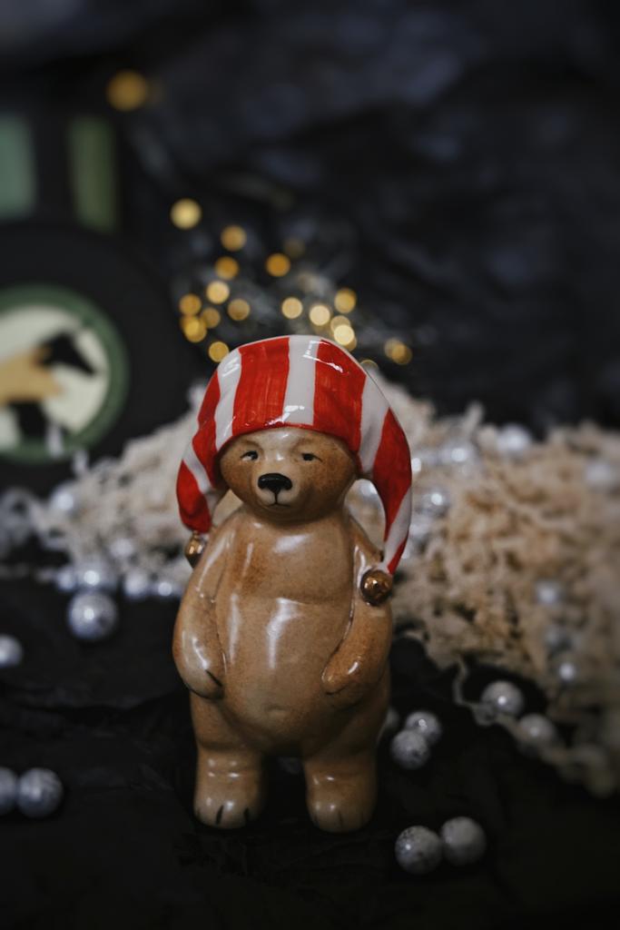 Елочная игрушка «Медвежонок в полосатой шапочке стоящий»