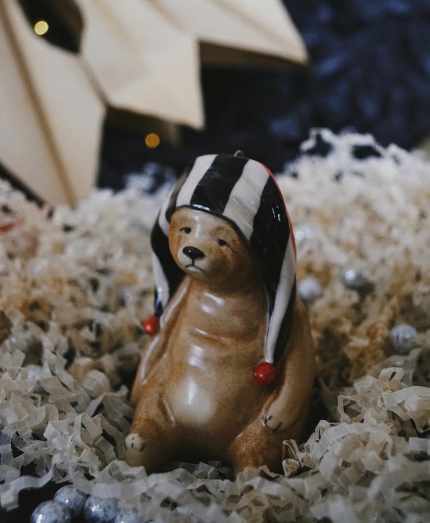 Елочная игрушка «Медвежонок в черно-белой шапочке»