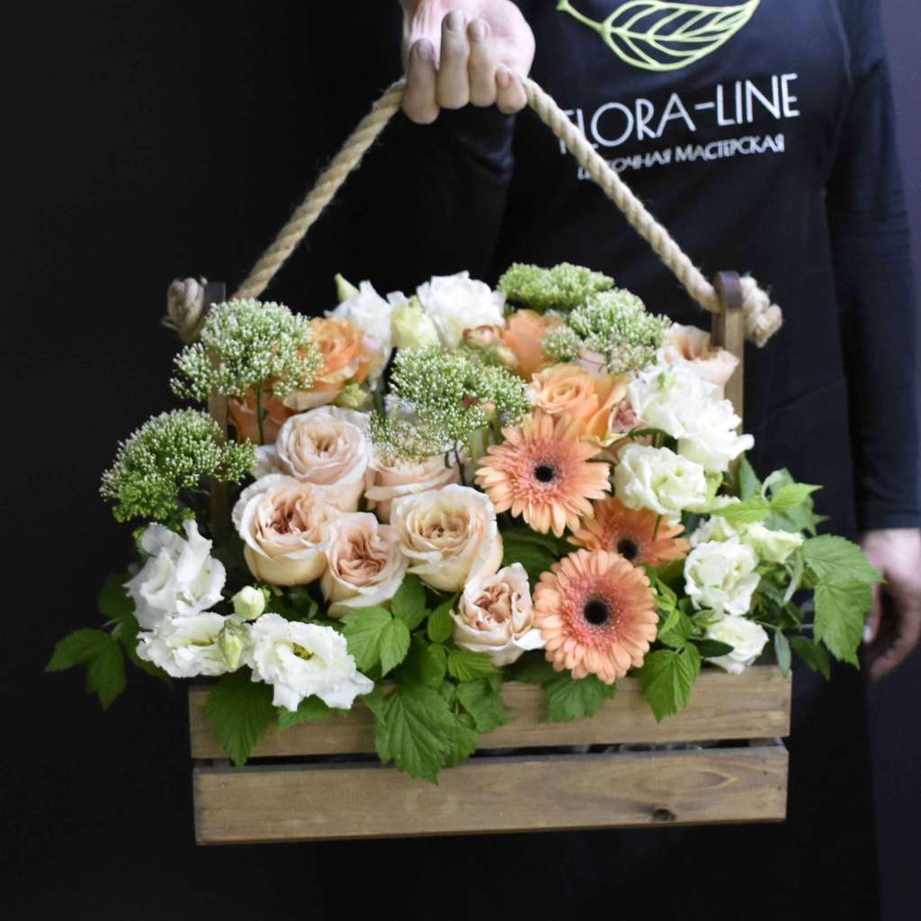 Композиция из живых цветов "Кто угодно будет рад"