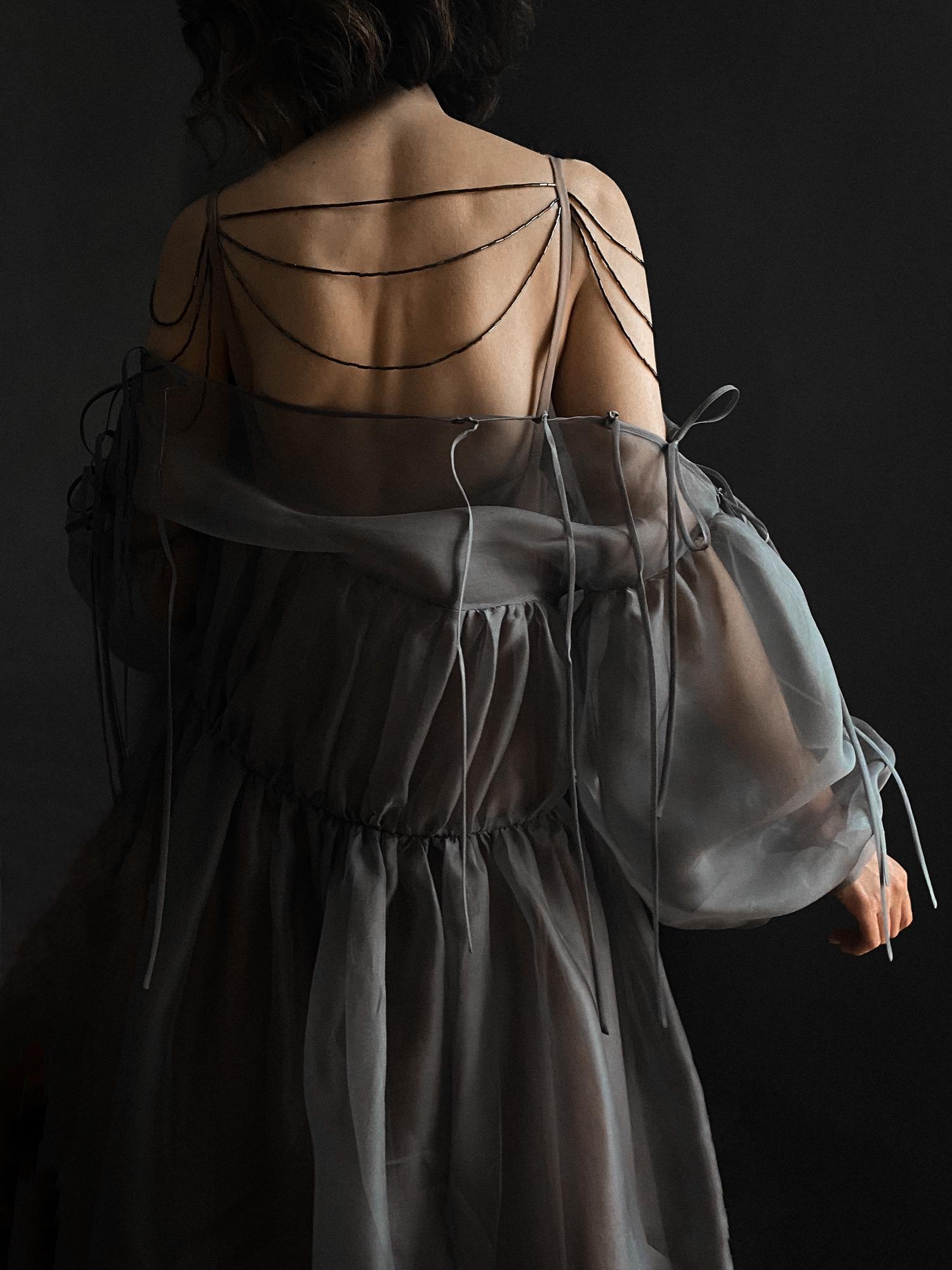 Шелковое платье с завязками