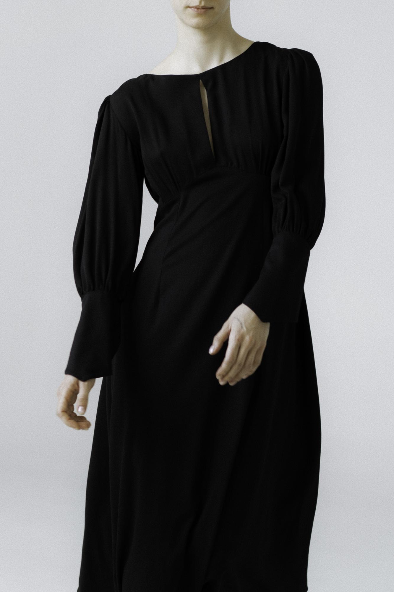 Платье А-силуэта с расклешенными рукавами