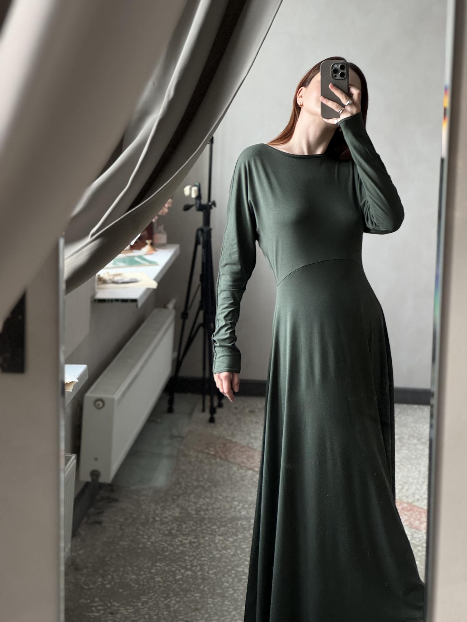 Платье из трикотажа с объемными рукавами