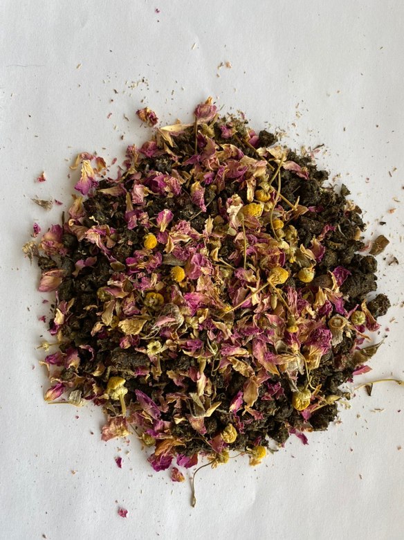 Женское чаепитие с розой и цветами ромашки