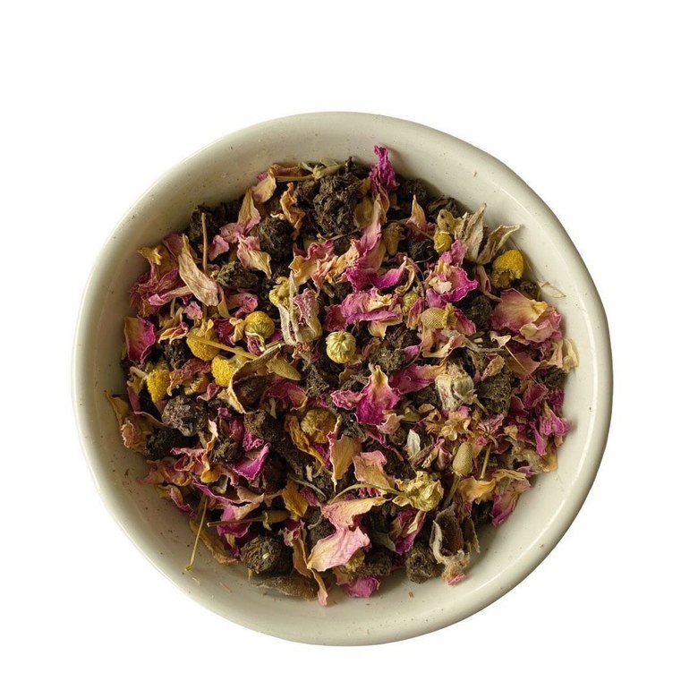 Женское чаепитие с розой и цветами ромашки