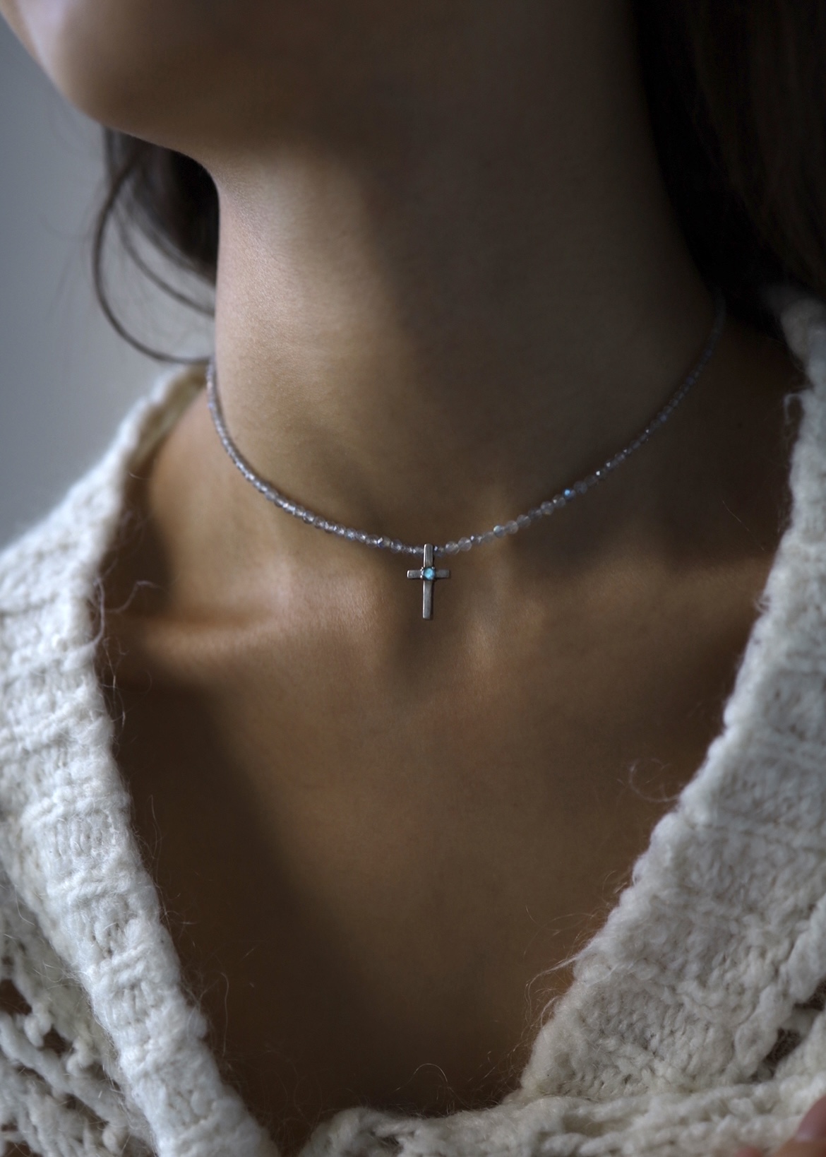 Labradorite Cross Necklace I Колье-чокер с лабрадоритом, белая латунь