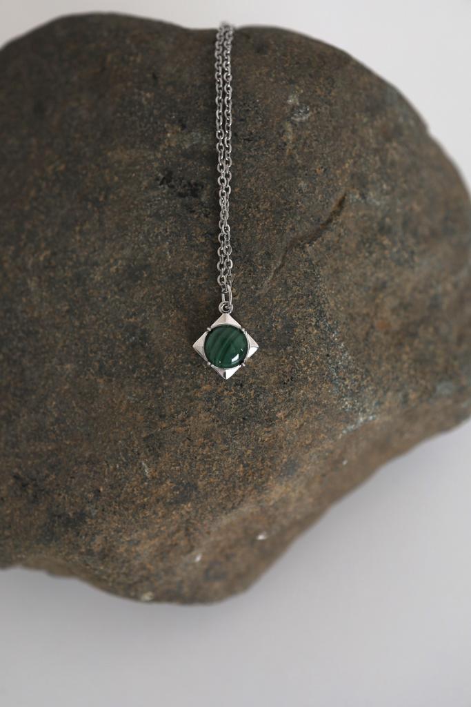 Malachite Pendant I Подвеска с малахитом, белая латунь, сталь