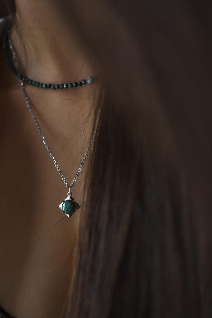 Malachite Set I Сет колье с малахитом, белая латунь, сталь
