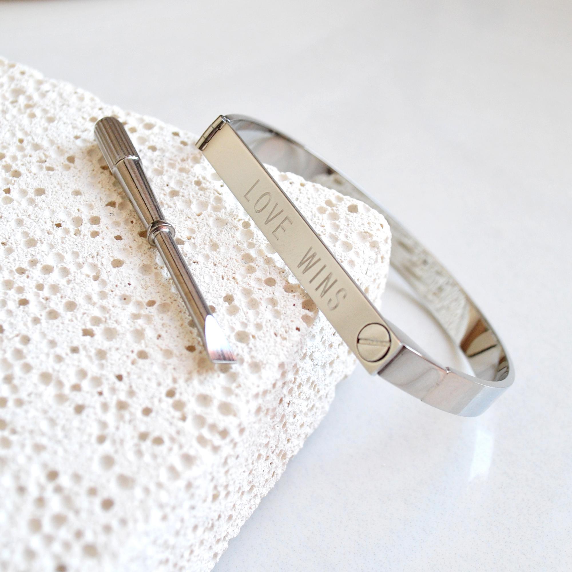 Браслет–напоминание LOVE WINS