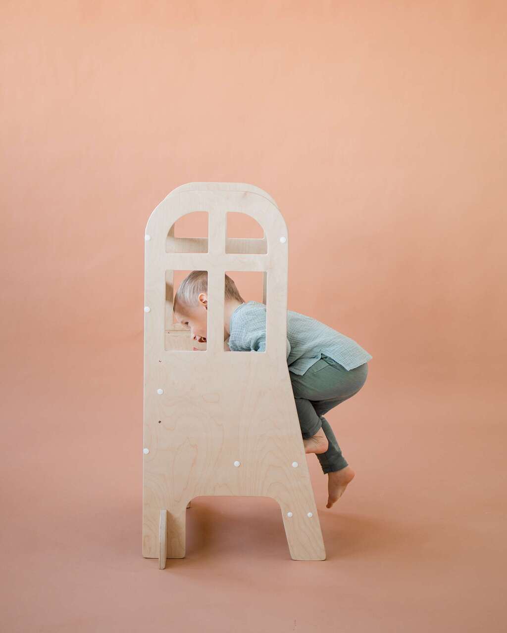 Башня помощника по Монтессори под лаком