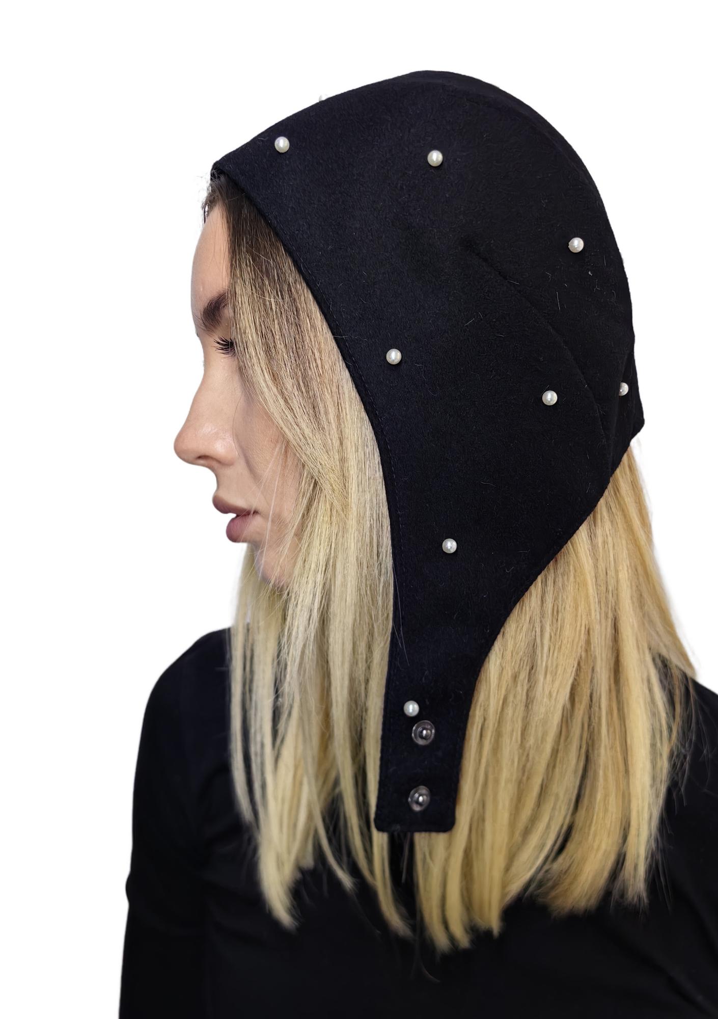 Шерстяной чепчик с бусинами