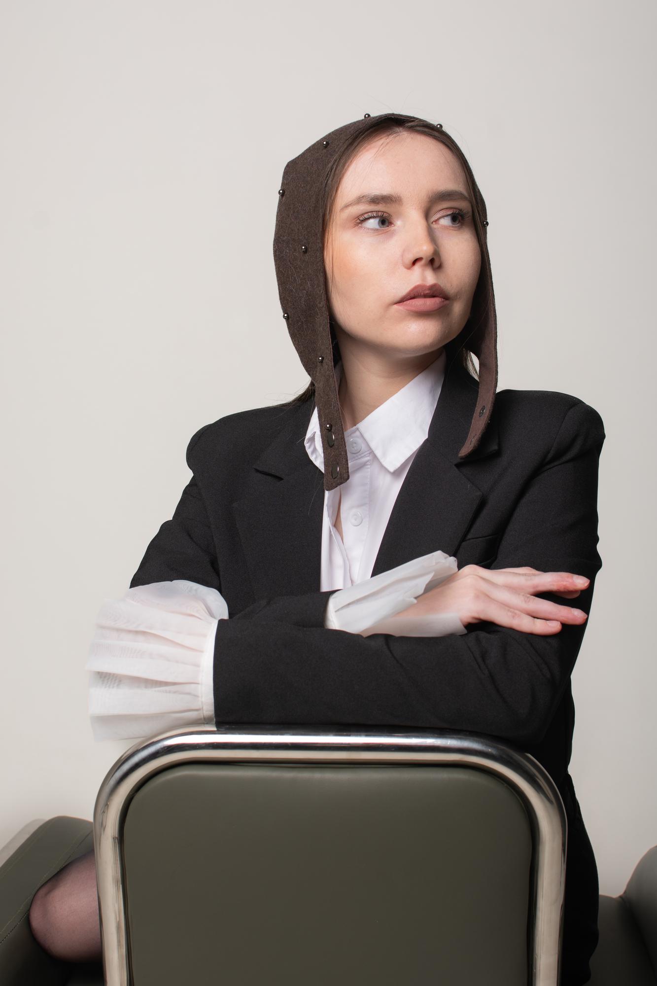 Шерстяной чепчик с бусинами