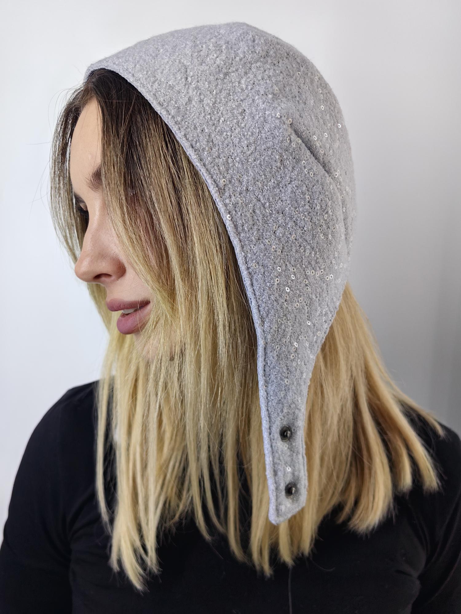 Чепчик из шерсти с пайетками