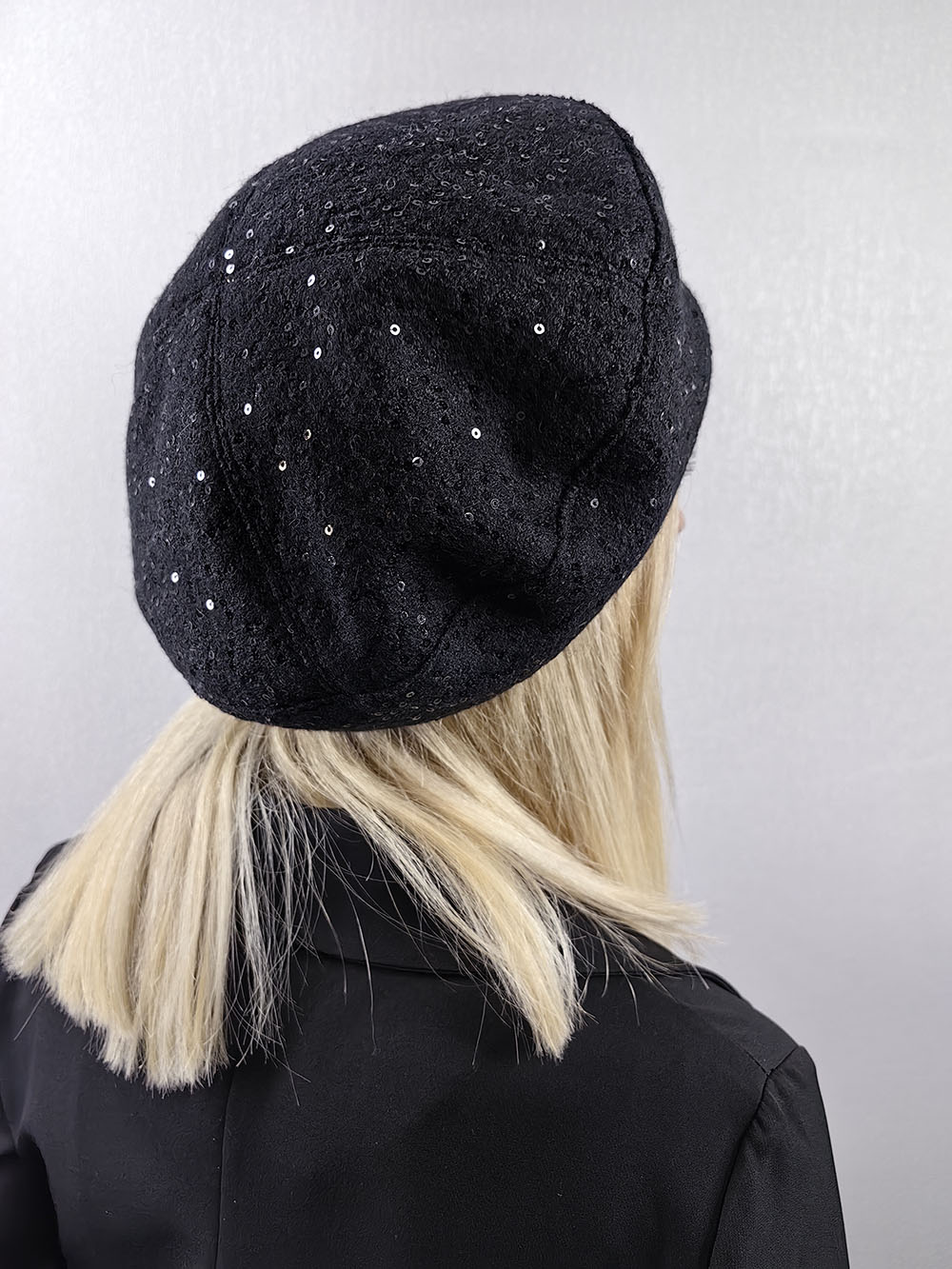 Берет из шерсти с пайетками