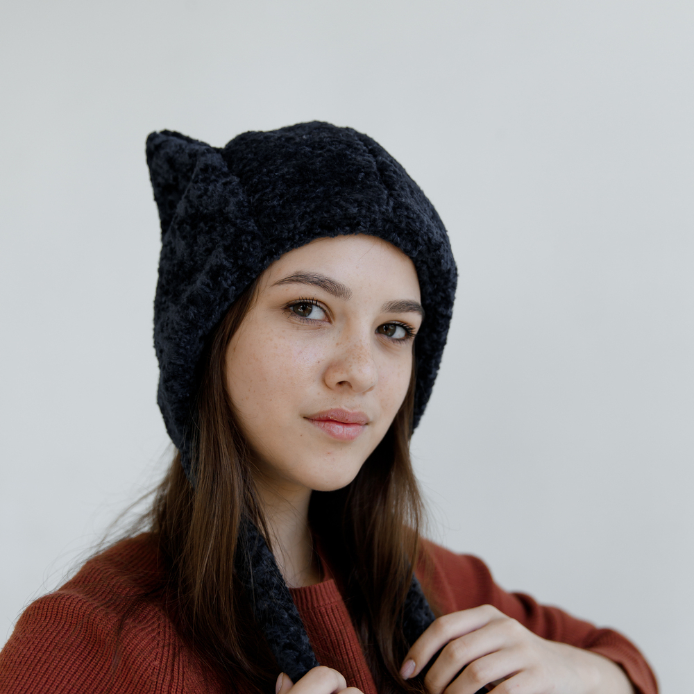 Чепчик с ушками из астрагана