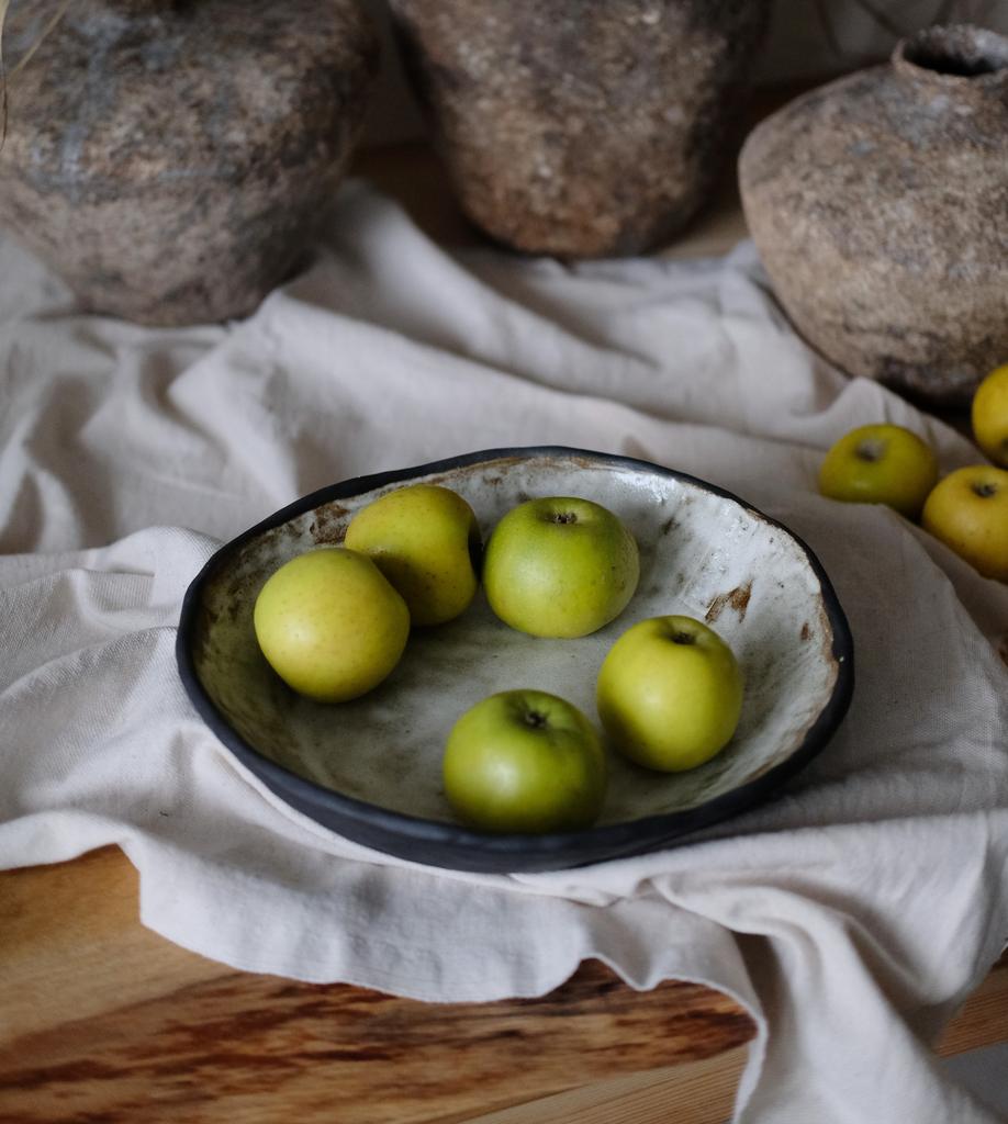 Блюдо для фруктов из черной глины