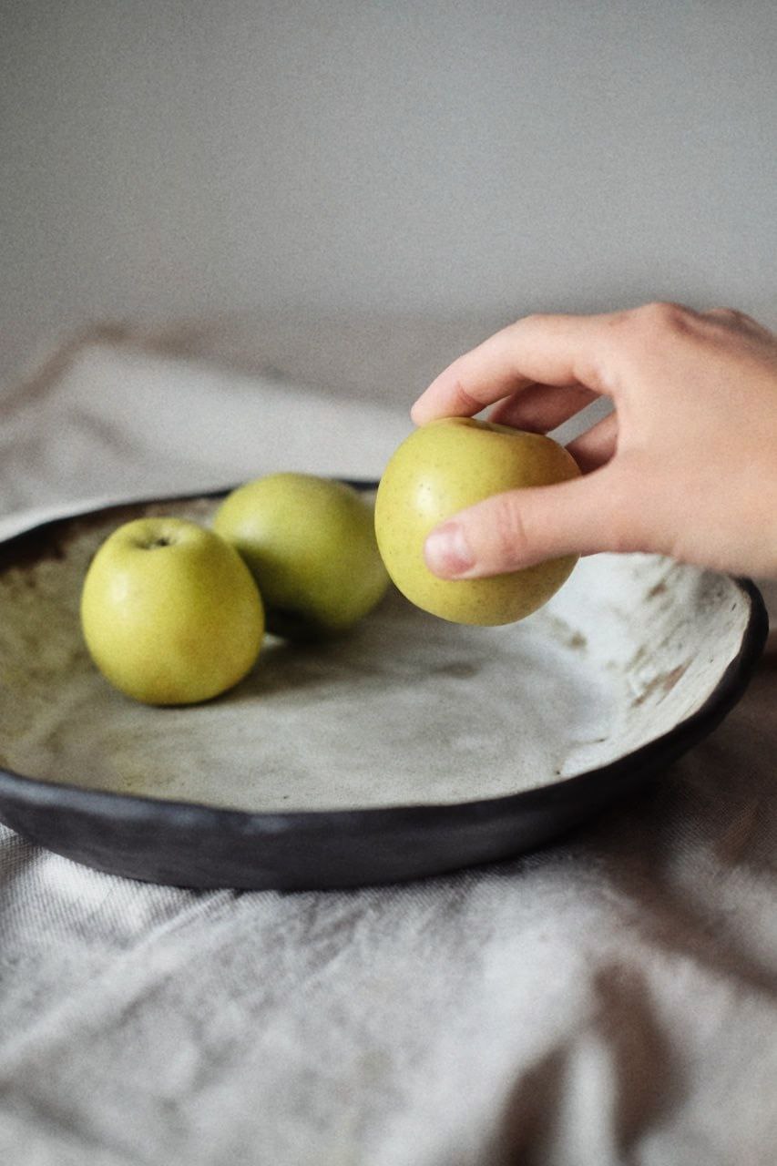 Блюдо для фруктов из черной глины