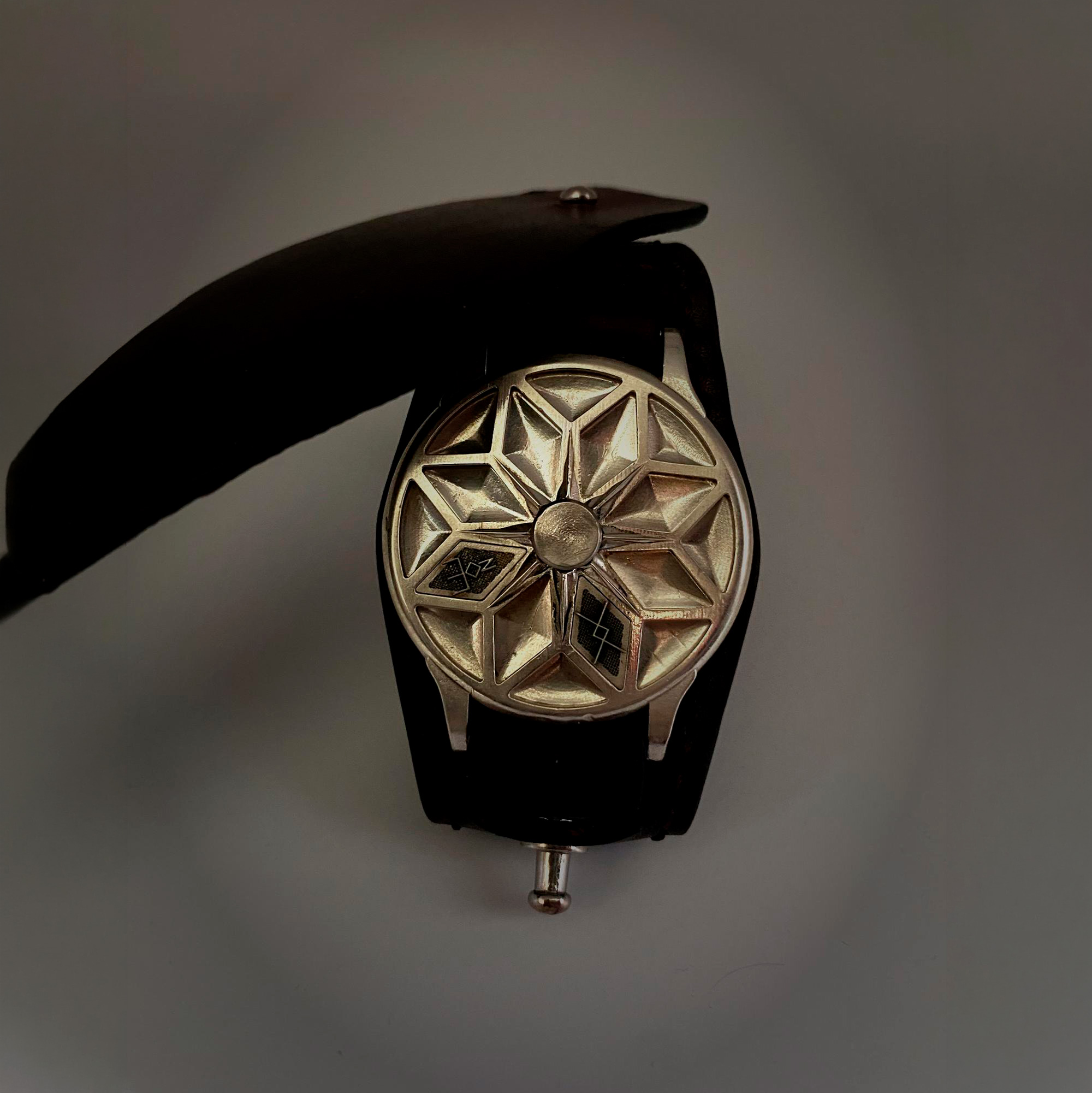 Рунический Алатырь-Наручный оберег