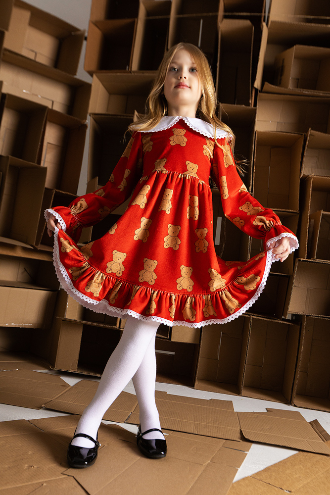 Платье из плюша с большим воротником