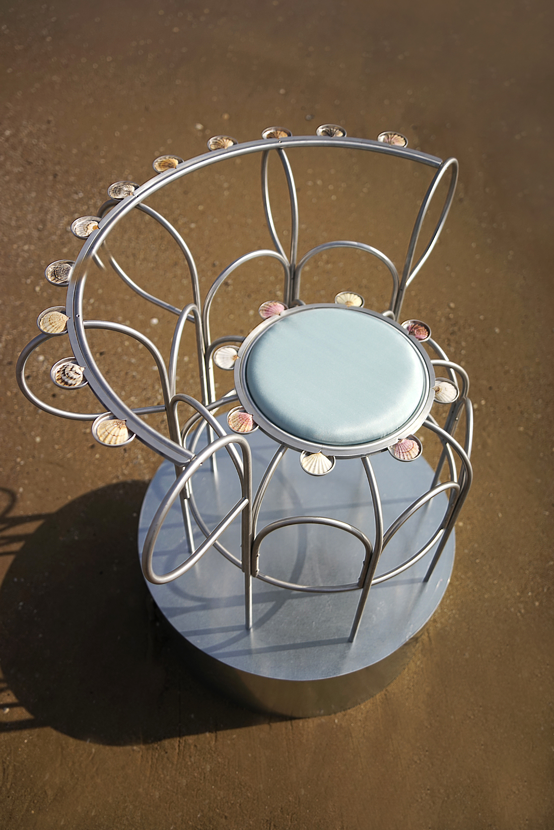 THE ARMCHAIR WITH SHELLS