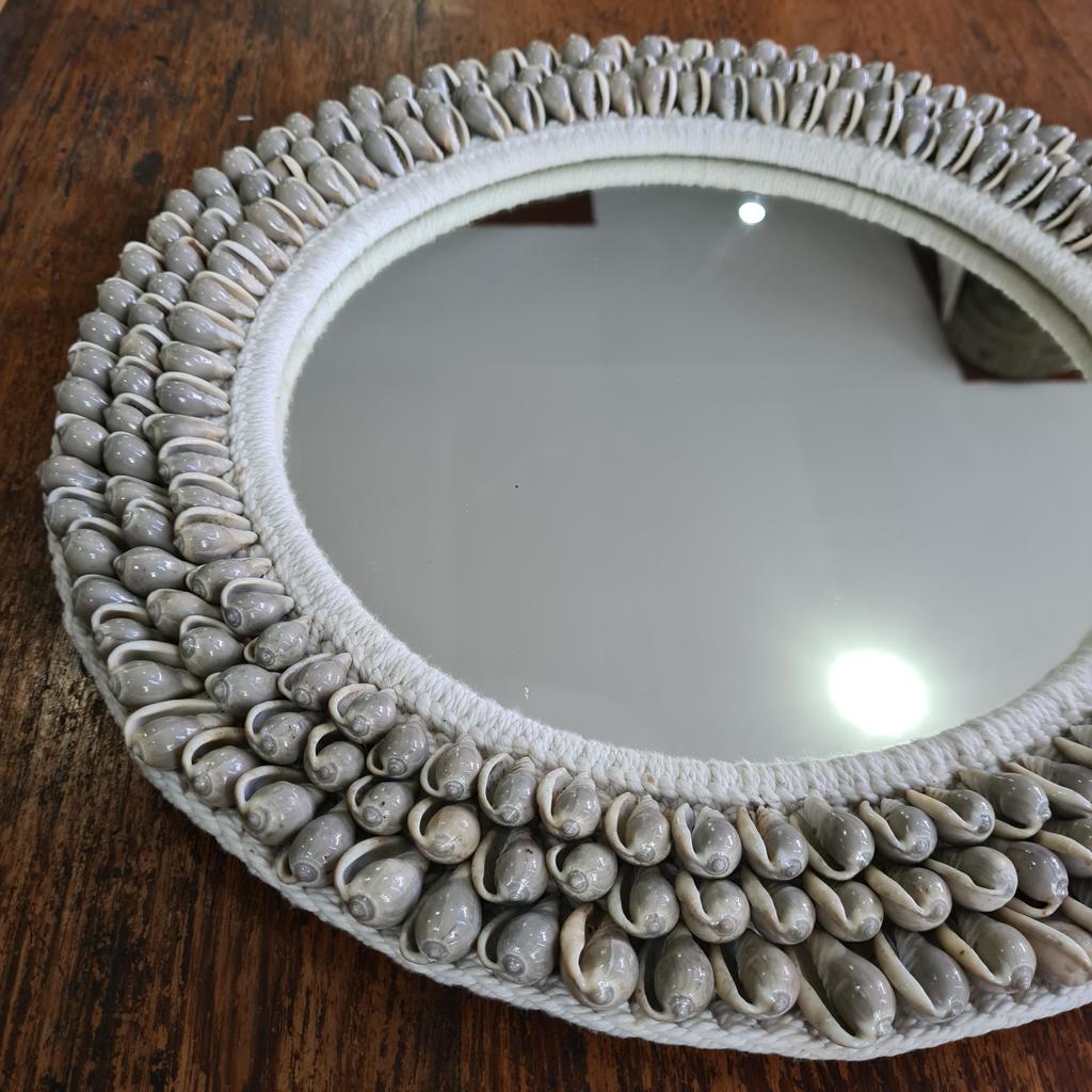 Зеркало серые круглые ракушки
