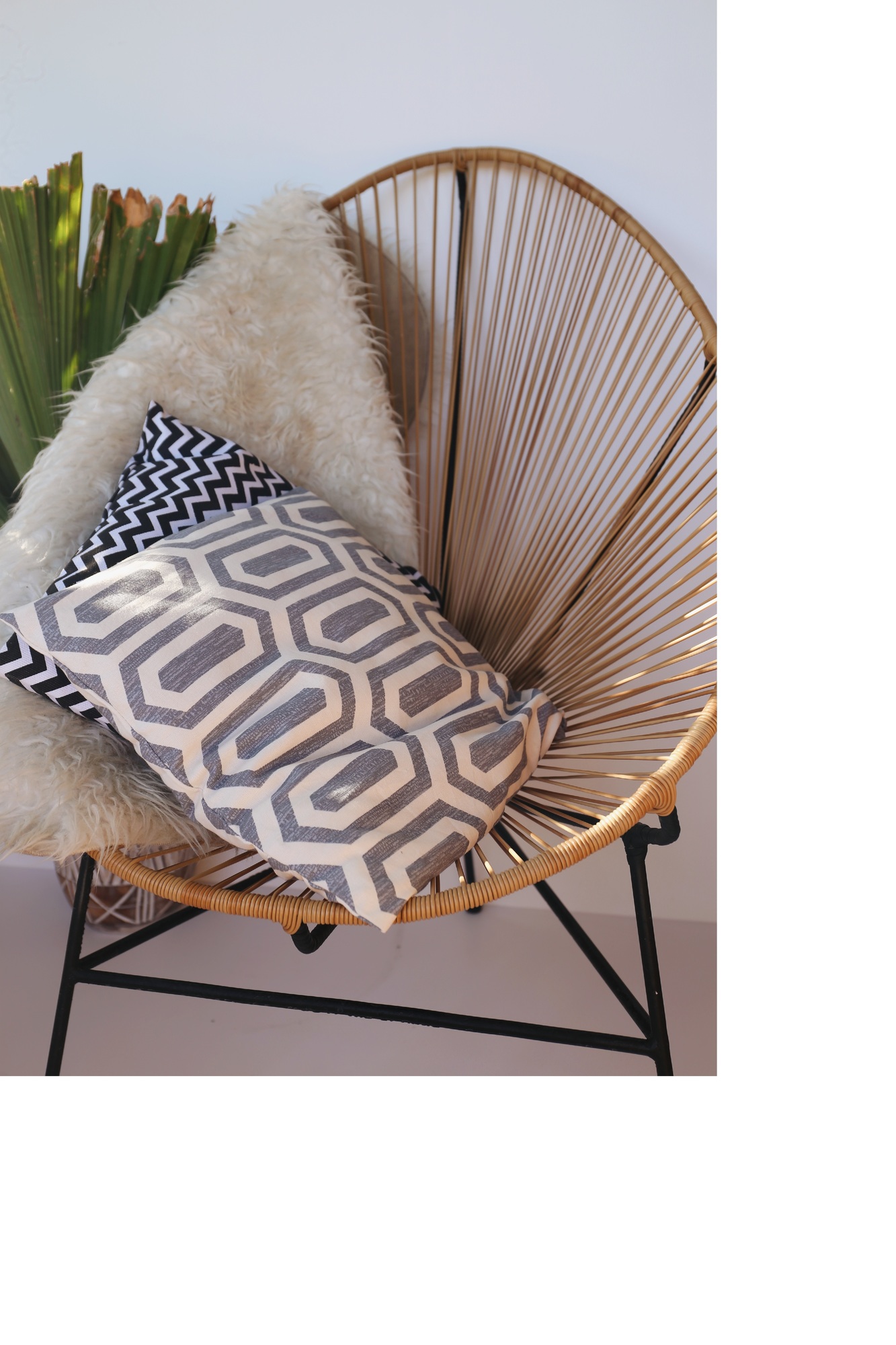 Подушка с геометрическим орнаментом серо-голубого цвета