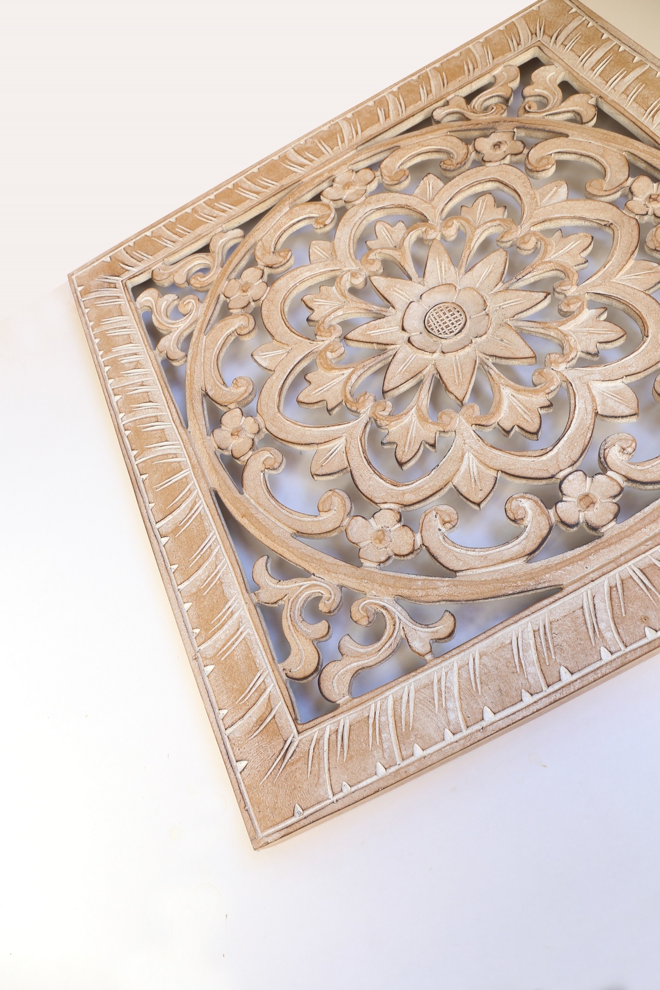 Резное панно ручной работы из дерева