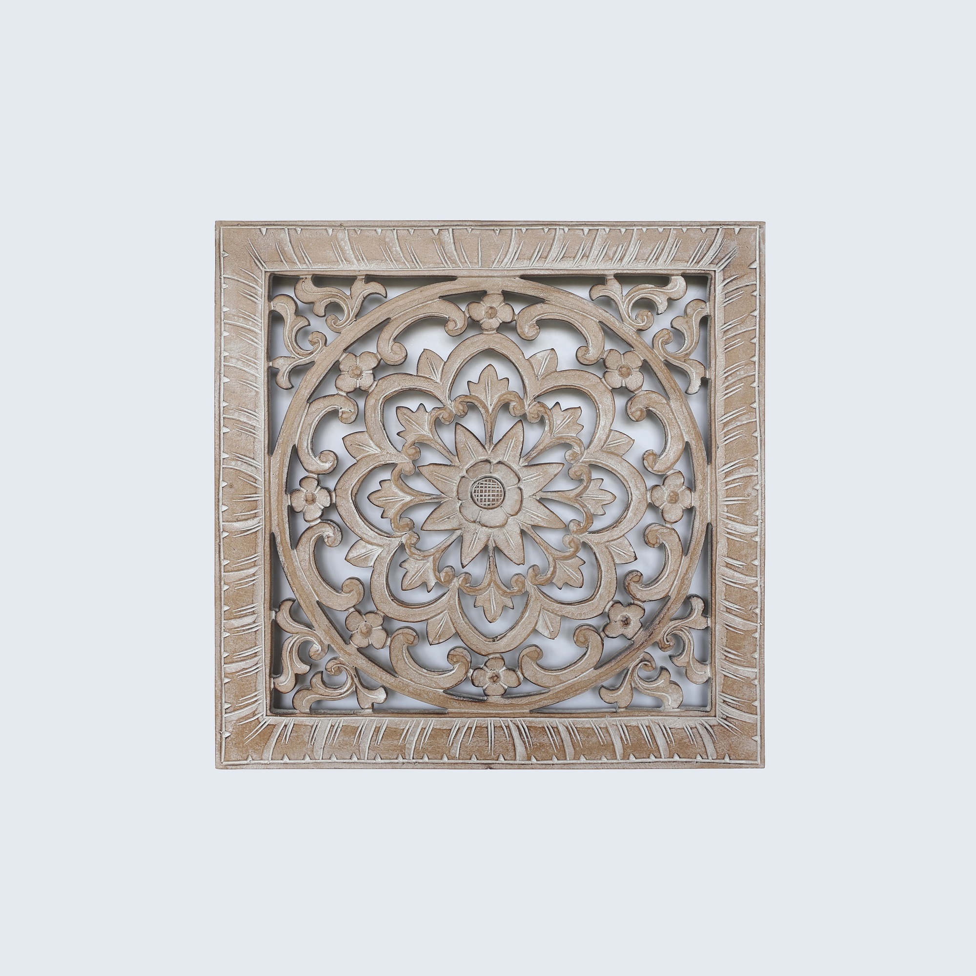 Резное панно ручной работы из дерева