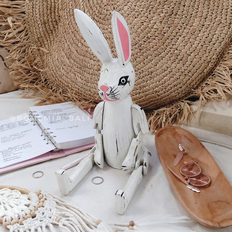 Интерьерная игрушка ручной работы из дерева белый заяц