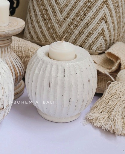 Подсвечник из дерева белого цвета ручной работы