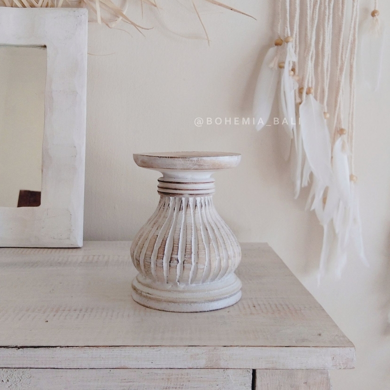 Подсвечник из дерева белого цвета ручной работы